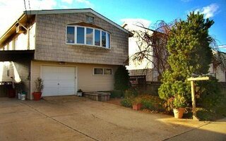 302 Arthur St, Freeport, NY 11520