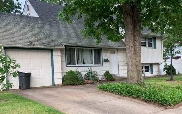 302 Deauville Blvd, Copiague, NY 11726