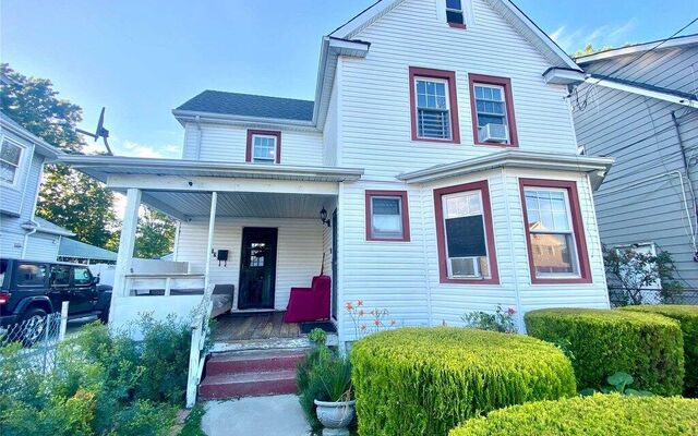 307 E Columbia St, Hempstead, NY 11550 (House View)