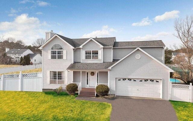 31 Adamson St, Selden, NY 11784