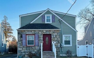 31 Cedar St, Roosevelt, NY 11575