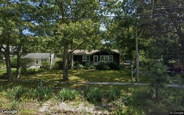 31 Foster Ave, Hampton Bays, NY 11946