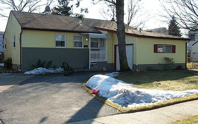 31 Joyce Ave, Massapequa, NY 11758