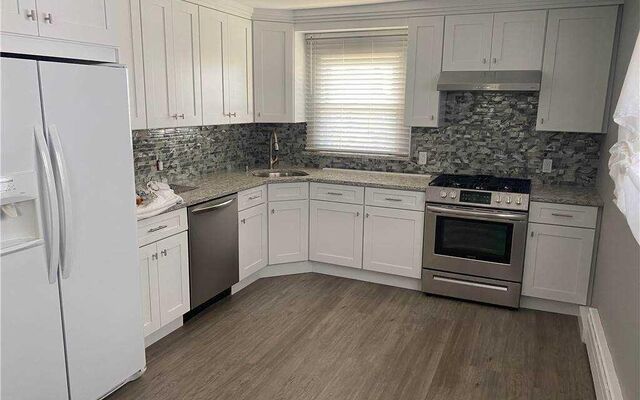 31 Julian Pl, Island Park, NY 11558