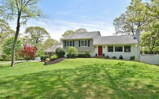 31 Lone Oak Dr, Centerport, NY 11721