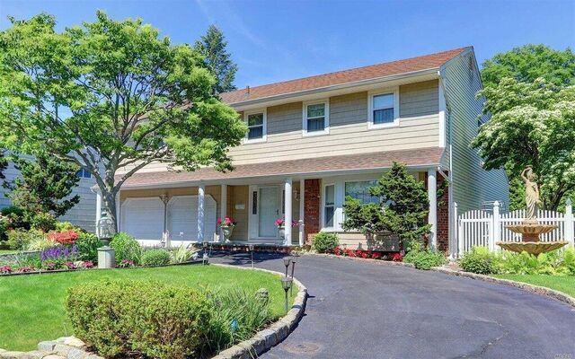 31 Nancy Dr, Westbury, NY 11590