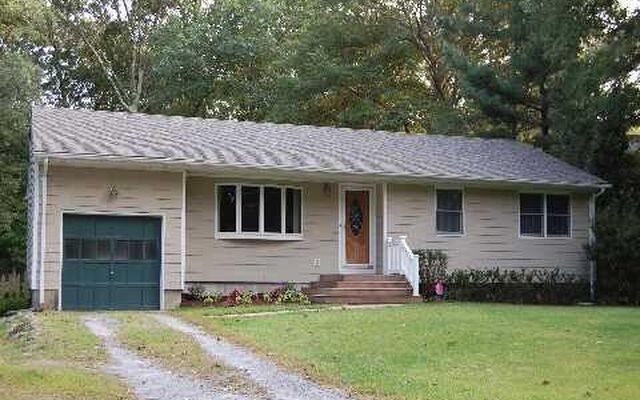 31 Ruth Ln, Ridge, NY 11961