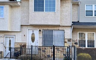 31 Scenic Ln, Staten Island, NY 10304