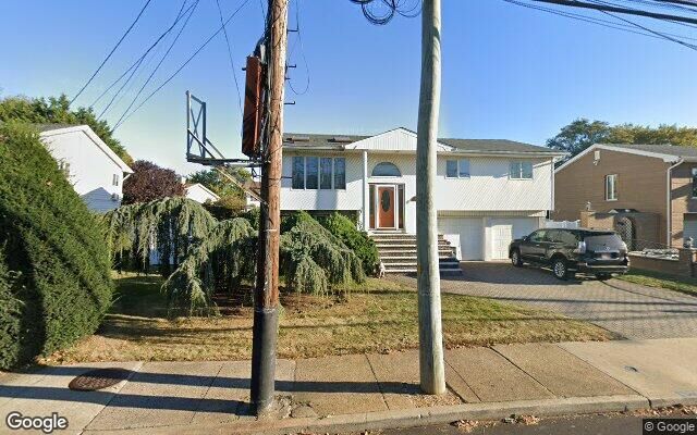 31 Windsor Pkwy, Oceanside, NY 11572