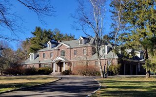 310 Laurel Ln, Syosset, NY 11791