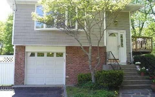 312 Vanderbilt Blvd, Oakdale, NY 11769