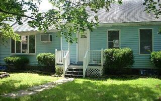 32 Freeport St, East Islip, NY 11730