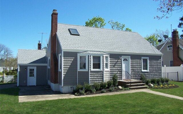 32 N Crescent Dr, Farmingdale, NY 11735