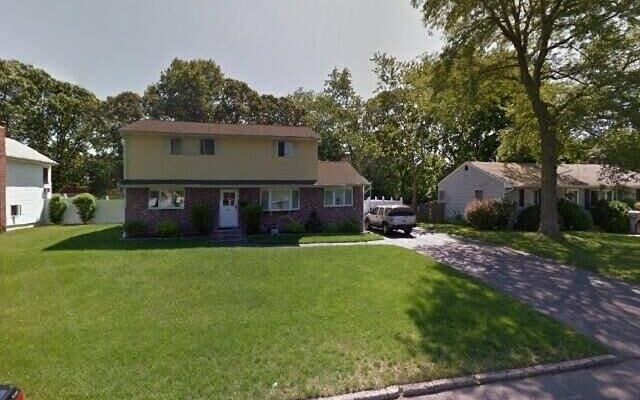 32 Picket Ln, Centereach, NY 11720