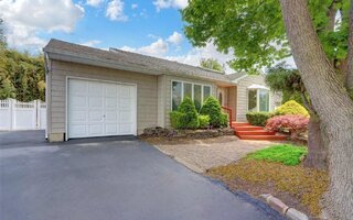 32 Santapogue Dr, Lindenhurst, NY 11757