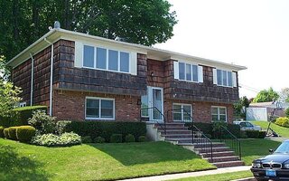 32 W Lane Dr, Plainview, NY 11803