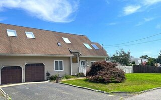 321 2nd Ave, Bayport, NY 11705