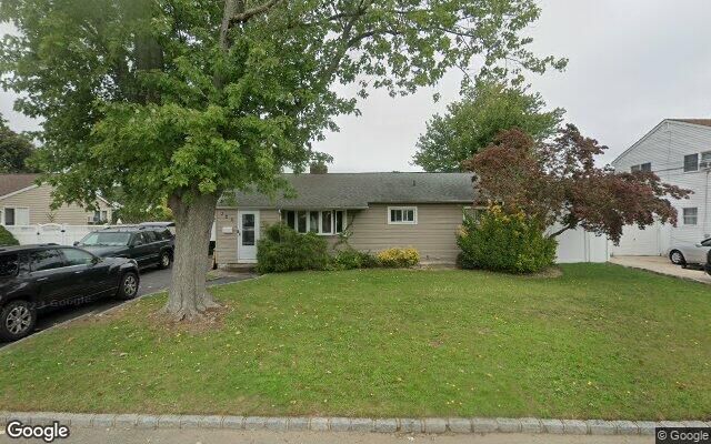 325 Glynn St, North Babylon, NY 11703