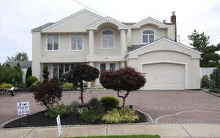 33 Anchor Dr, Massapequa, NY 11758