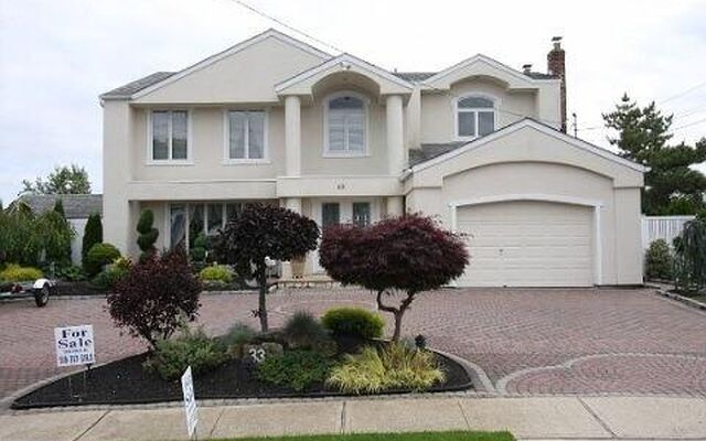 33 Anchor Dr, Massapequa, NY 11758