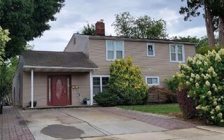 33 Bond Ln, Hicksville, NY 11801