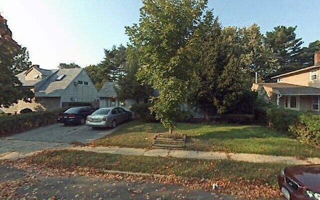 33 Booth Ln, Levittown, NY 11756