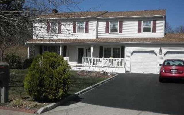 33 Eason Dr, Ridge, NY 11961