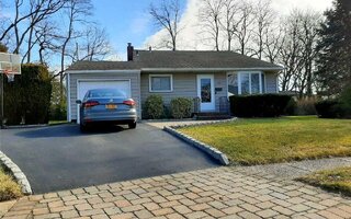 33 Lion Ln, North Babylon, NY 11703