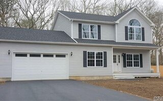 33 South St, Manorville, NY 11949