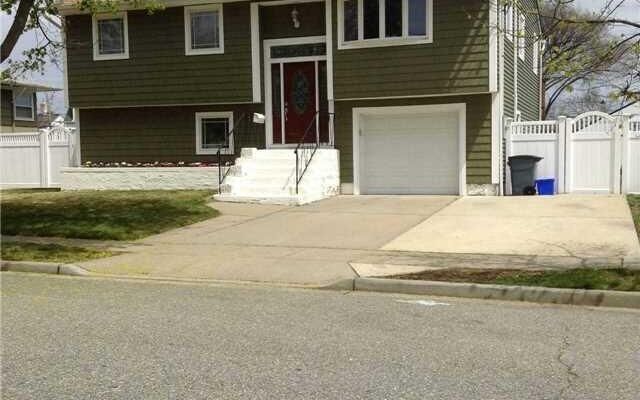 33 Stirling Ave, Freeport, NY 11520