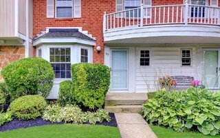 33 The Mews #33, Syosset, NY 11791