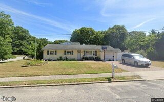 34 5th St, Holbrook, NY 11741