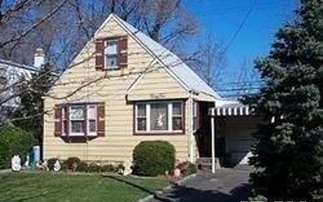34 Garden Ave, Carle Place, NY 11514