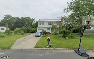 34 Knot St, East Patchogue, NY 11772