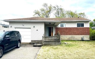 34 Laurette Ln, Freeport, NY 11520