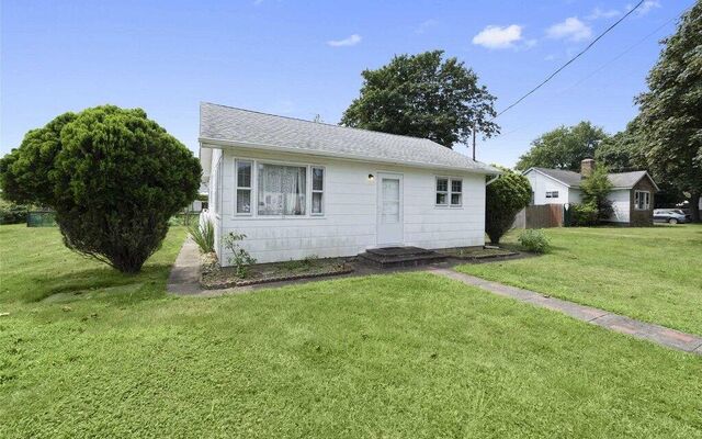 34 Lombardy Dr, Shirley, NY 11967