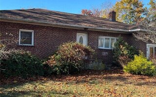 34 Raymond Ct, Holbrook, NY 11741