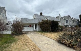 34 Tanager Ln, Levittown, NY 11756