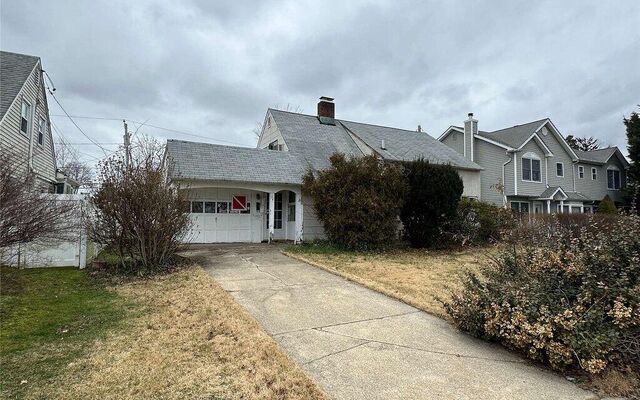 34 Tanager Ln, Levittown, NY 11756 (House View)
