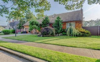 347 S 6th St, Lindenhurst, NY 11757