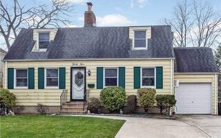 35 Berwick Rd, Hewlett, NY 11557