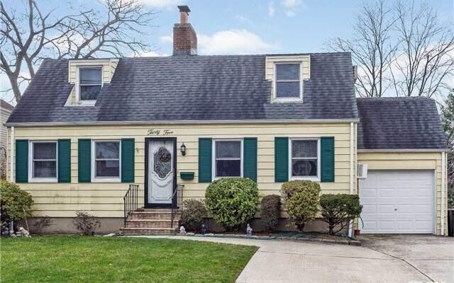 35 Berwick Rd, Hewlett, NY 11557