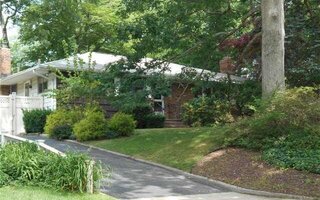 35 Eagle Ln, Hauppauge, NY 11788