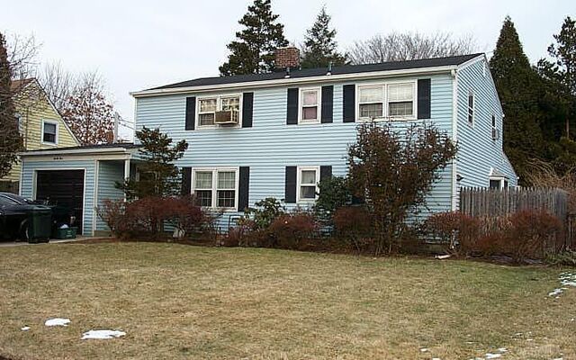 35 Old Hill Ln, Levittown, NY 11756