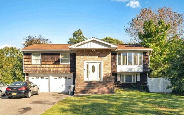 35 Peppermint Rd, Commack, NY 11725 (House View)