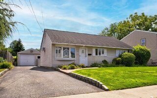35 Vernon St, Plainview, NY 11803