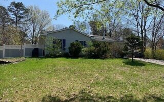 35 Walnut St, Coram, NY 11727