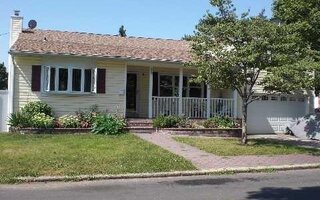 35 Washington Dr, Lindenhurst, NY 11757