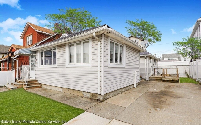 35 Wavecrest St, Staten Island, NY 10306 (House View)