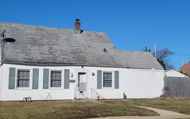 36 Bowling Ln, Levittown, NY 11756 (House View)